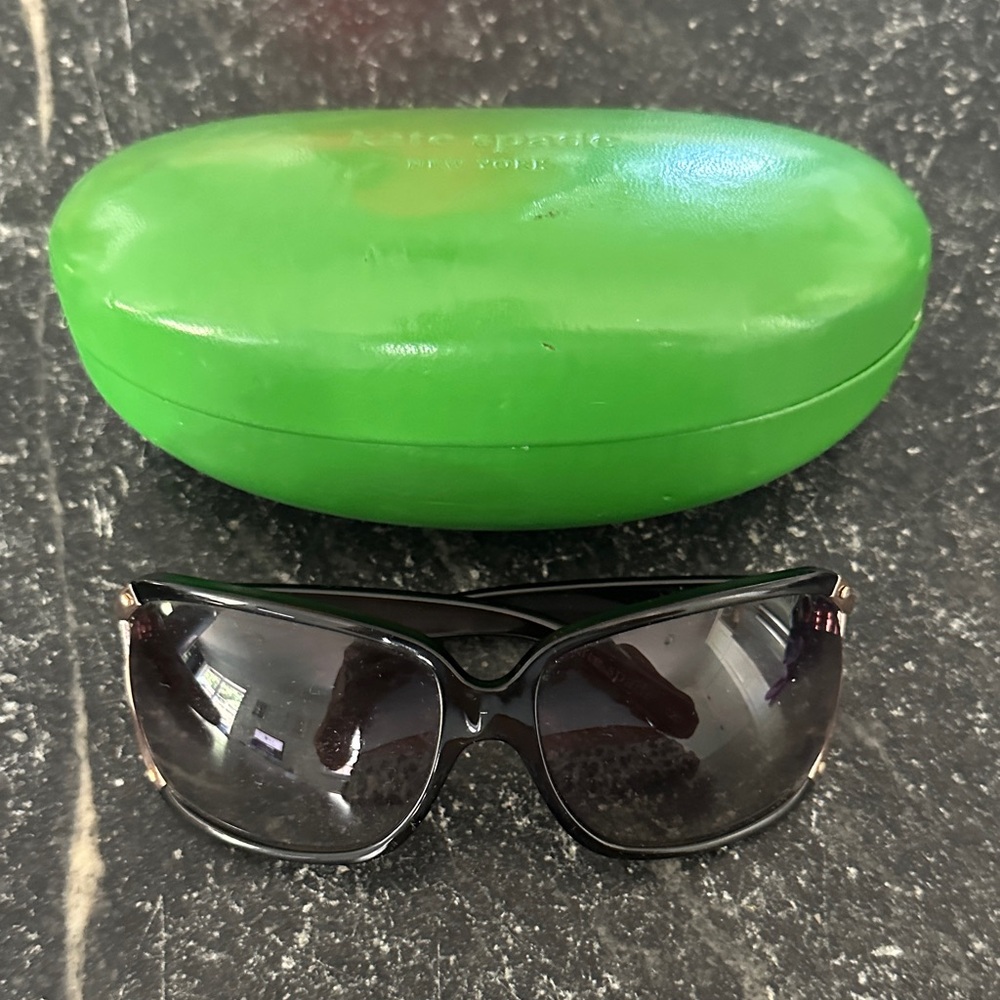Kate Spade Sunglasses, very dark tortoise color. Green Case